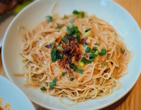 Hot dry noodle w/ peanut butter sauce 花生酱葱油拌面